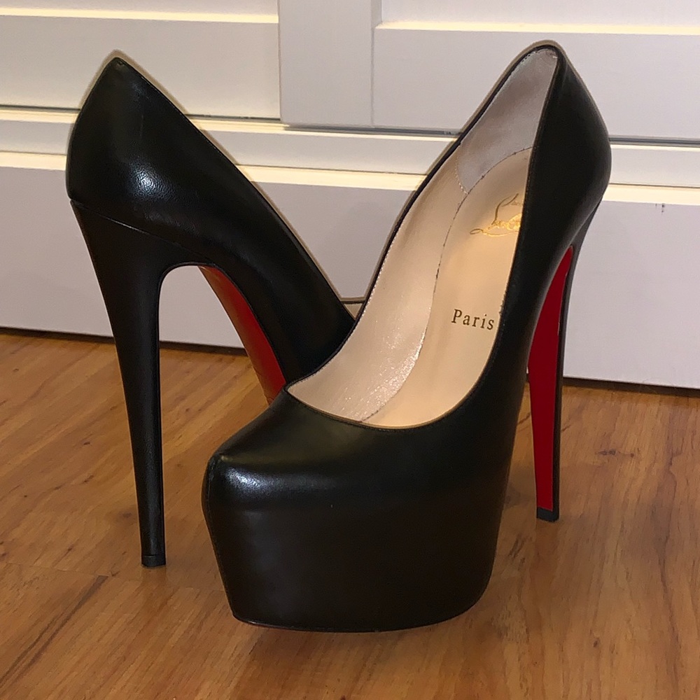✖️SOLD✖️Christian Louboutin Daffodile 38.5